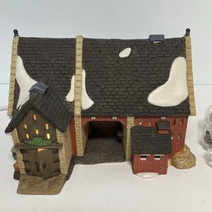 Dept 56 Butter Tub Barn Vintage Dickens' Village Series 58338 - With Lights